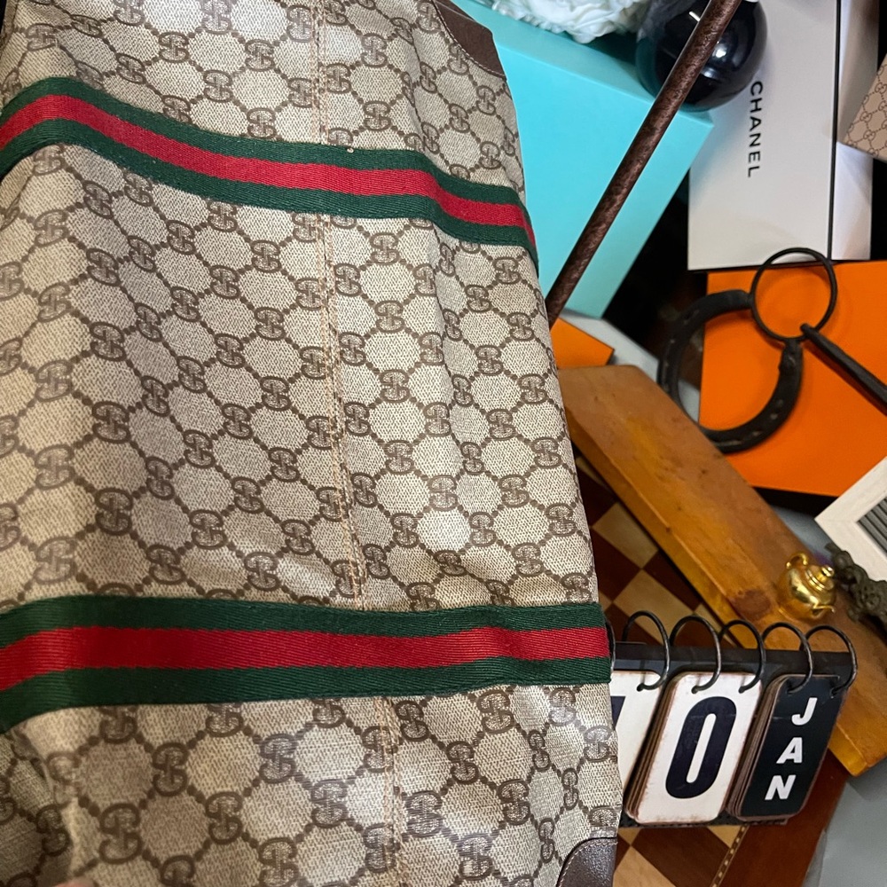 Gucci Beige GG Supreme Tote with Green and Red Web Straps - Picture 10 of 12
